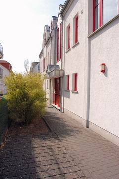 Auenansicht seitlich, Eingang, klicken zur Vergrerung