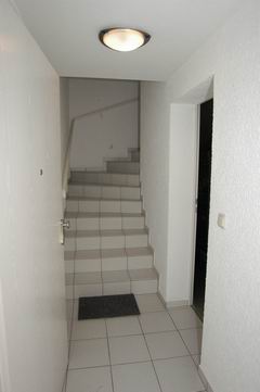 Flur und Teppenhaus zur Wohnung, sowie rechts Eingang zum Keller und Garage, klicken zur Vergrerung