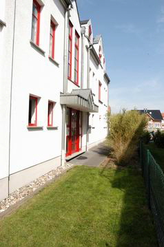 35510 Butzbach Maisonette Wohnung / Reihenhaus 124 m² davon ca. 95 m² Wohnfläche und 29 m² Nutzfläche, Außenansicht seitlich, Eingang, klicken zur Vergrößerung